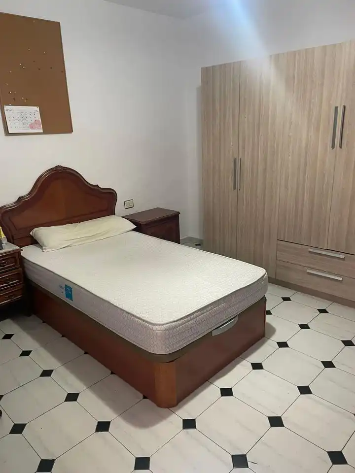 Habitación de Piso de alquiler en Granada con Terraza y Amueblado