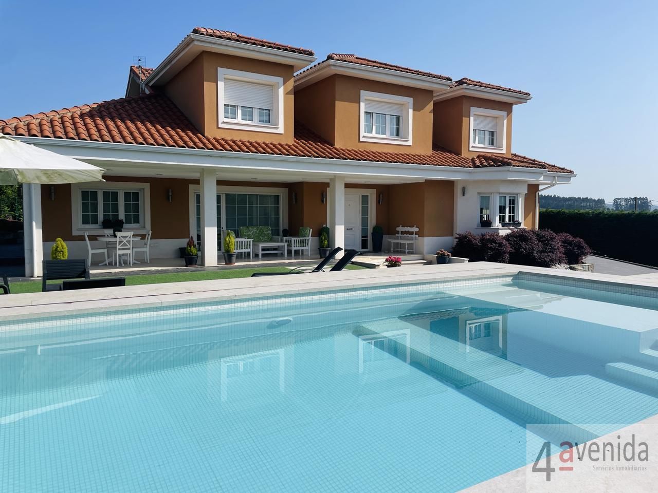 Piscina de Casa o chalet en venta en Las Regueras   con Calefacción, Jardín privado y Piscina