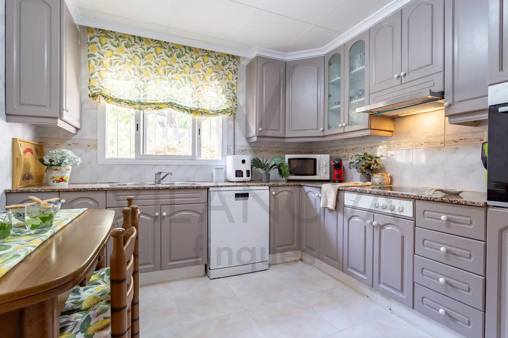 Küche von Einfamilien-Reihenhaus zum Verkauf in Reus mit Heizung, Privatgarten und Terrasse