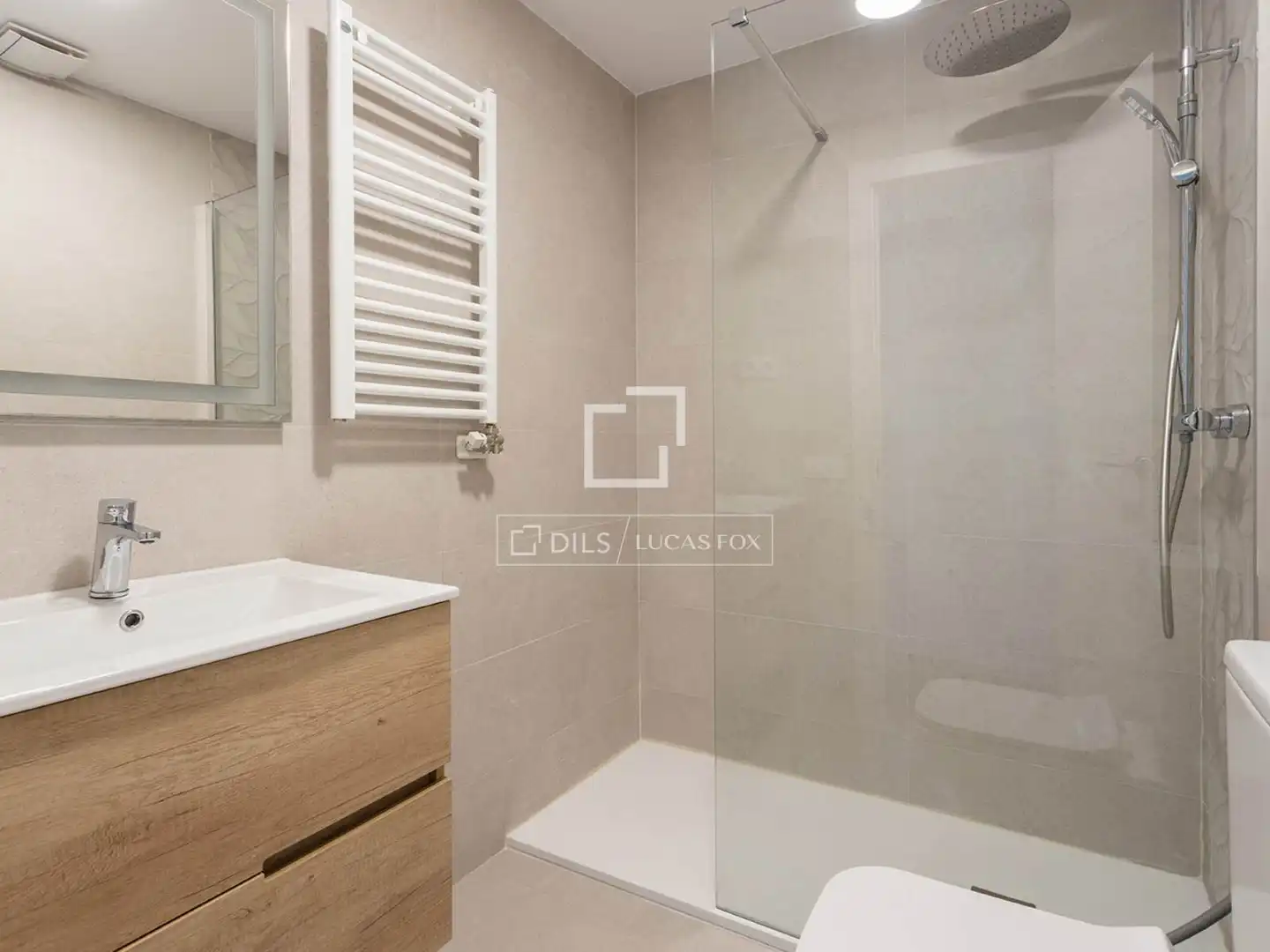 Badezimmer von Wohnung zum Verkauf in Barcelona mit Klimaanlage, Möbliert und Balkon