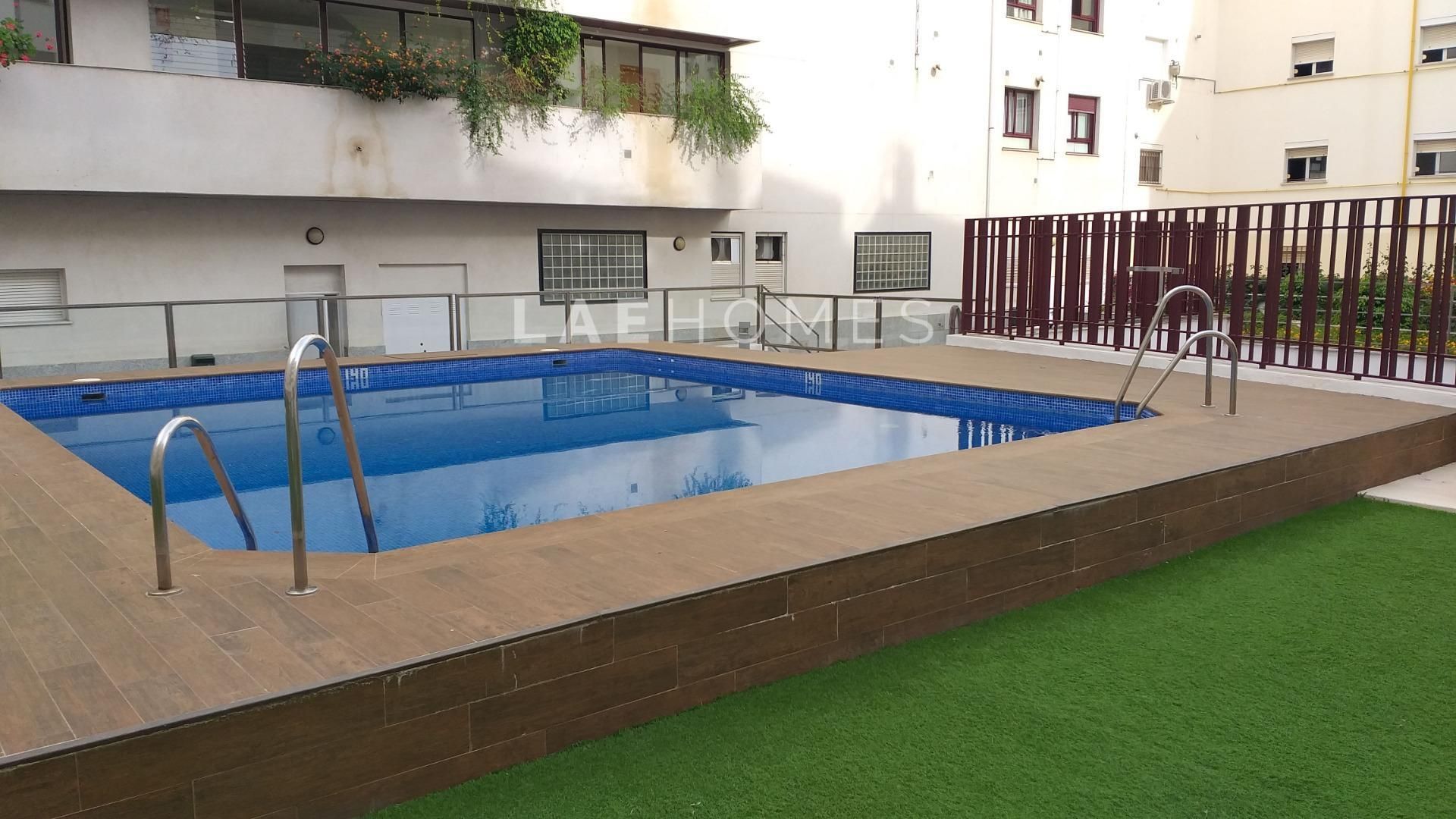 Piscina de Piso de alquiler en  Sevilla Capital con Jardín privado y Piscina comunitaria