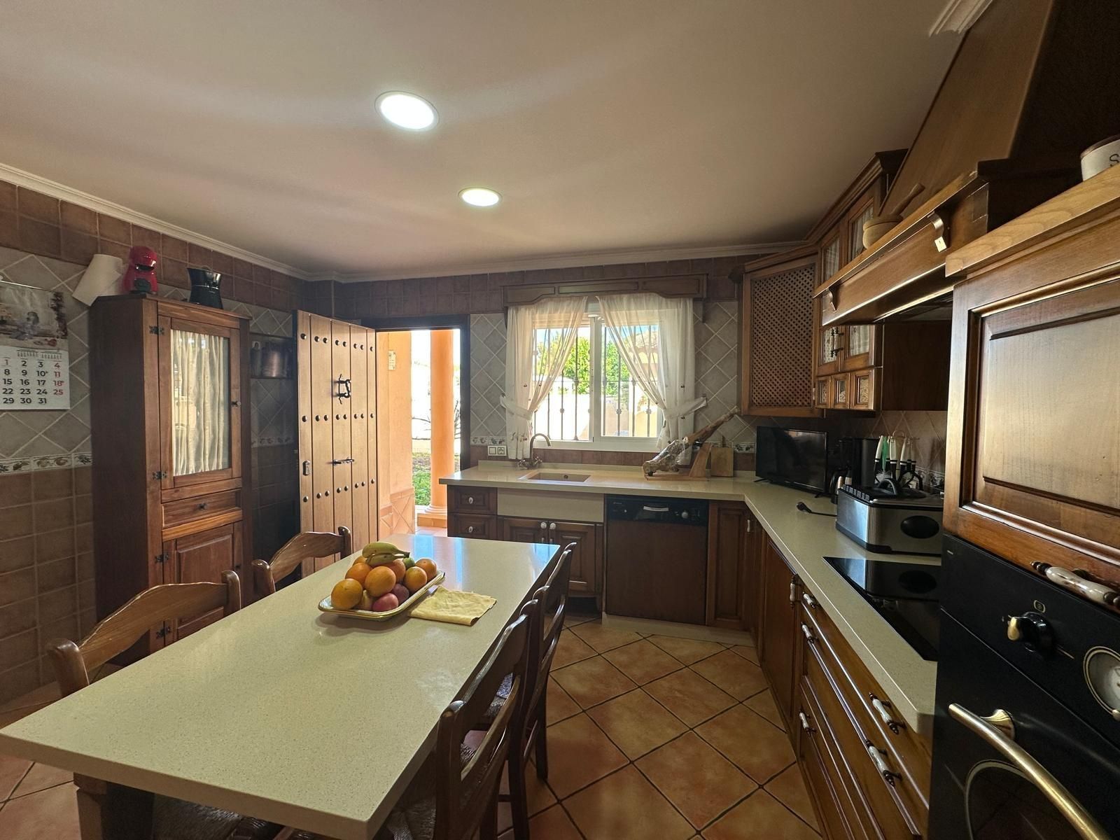 Cuina de Casa o xalet en venda en Chiclana de la Frontera amb Aire condicionat, Jardí privat i Terrassa