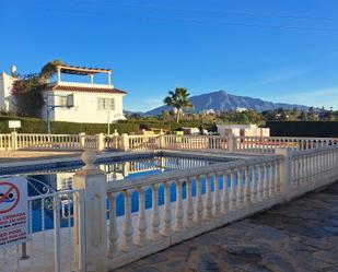 Vista exterior de Casa adosada en venda en Estepona amb Jardí privat, Terrassa i Piscina comunitària