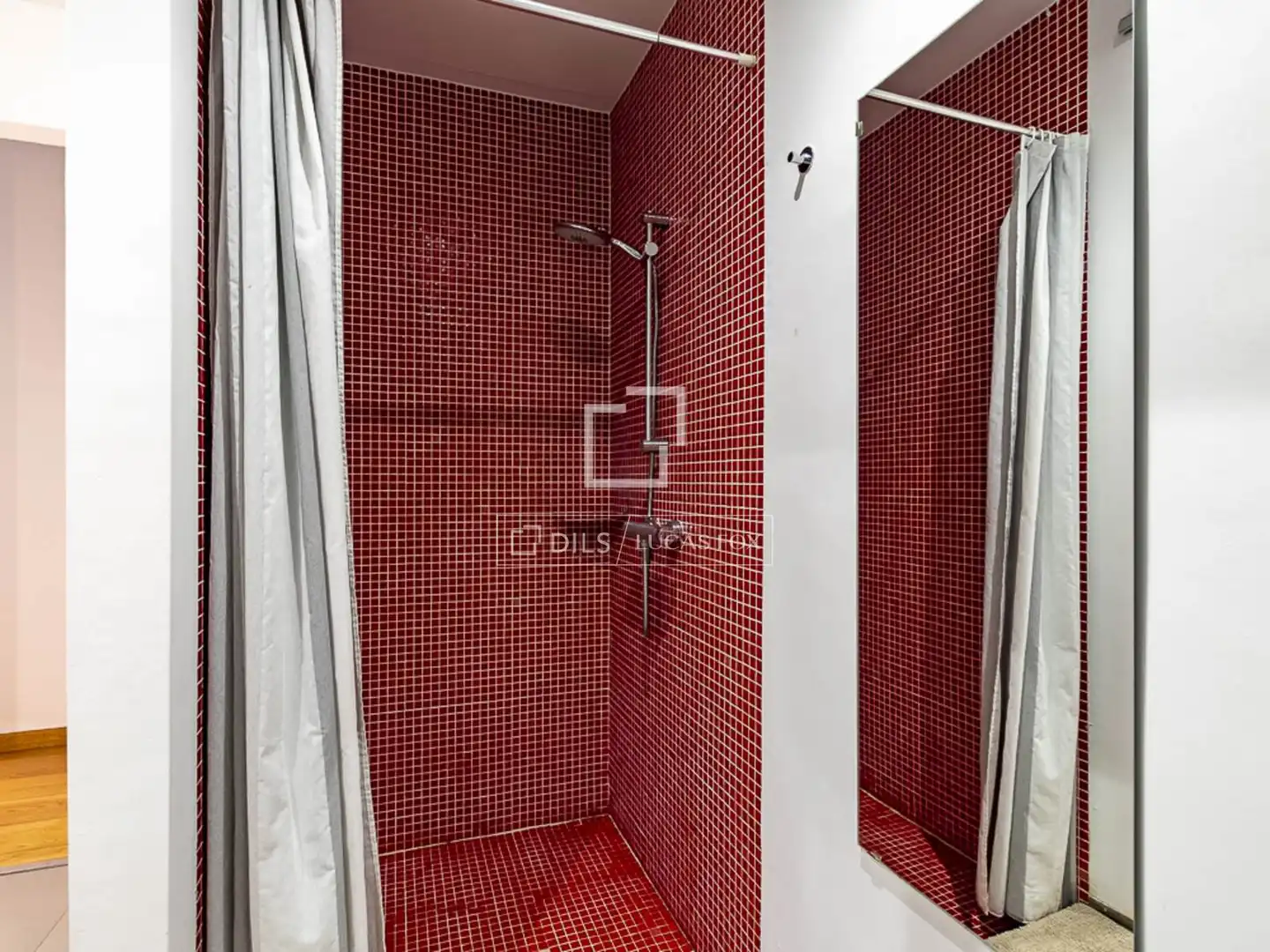 Badezimmer von Wohnung zum Verkauf in Barcelona mit Klimaanlage, Heizung und Parkett