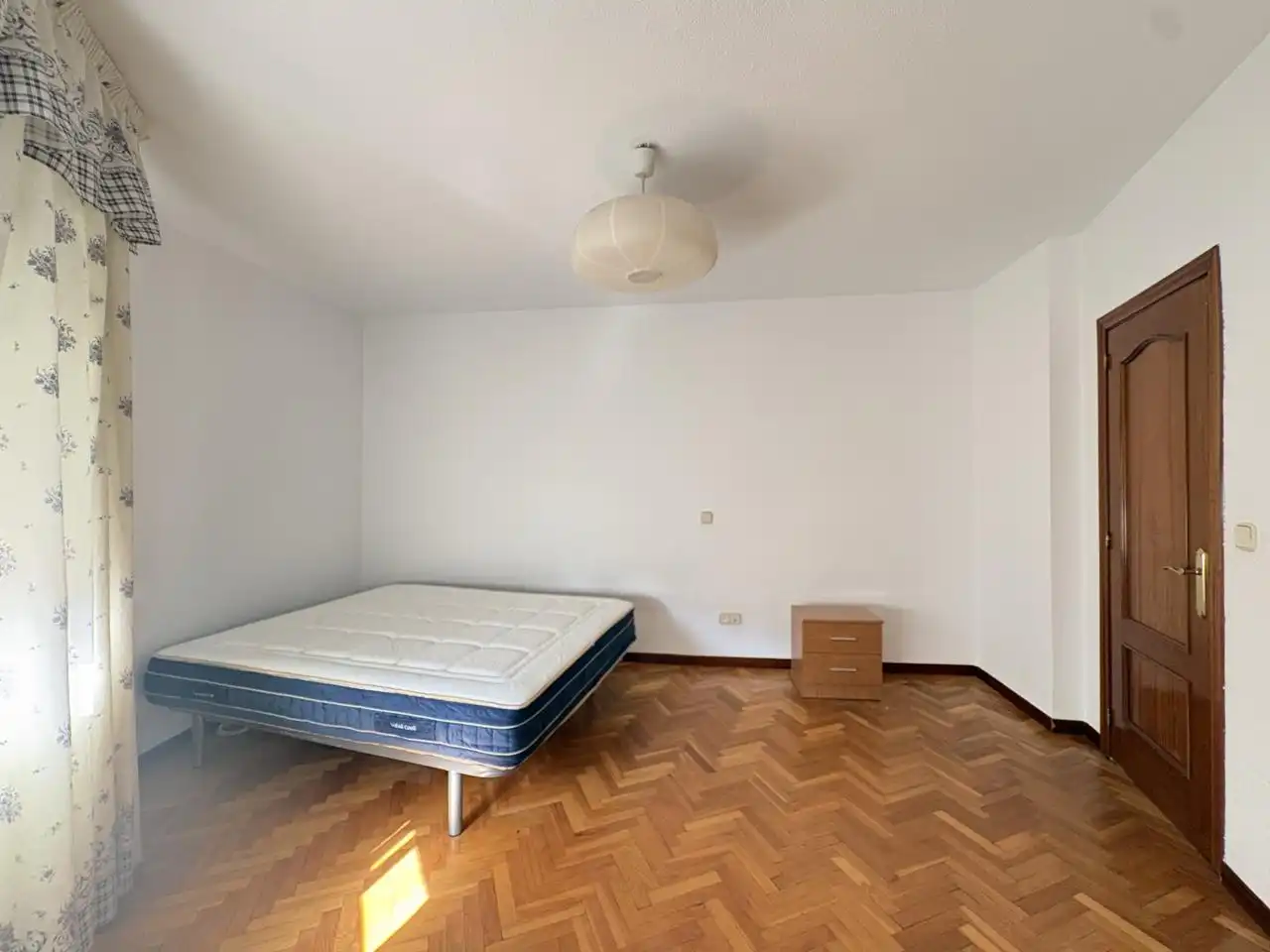 Schlafzimmer von Wohnung zur Miete in Madrid mit Klimaanlage, Heizung und Parkett