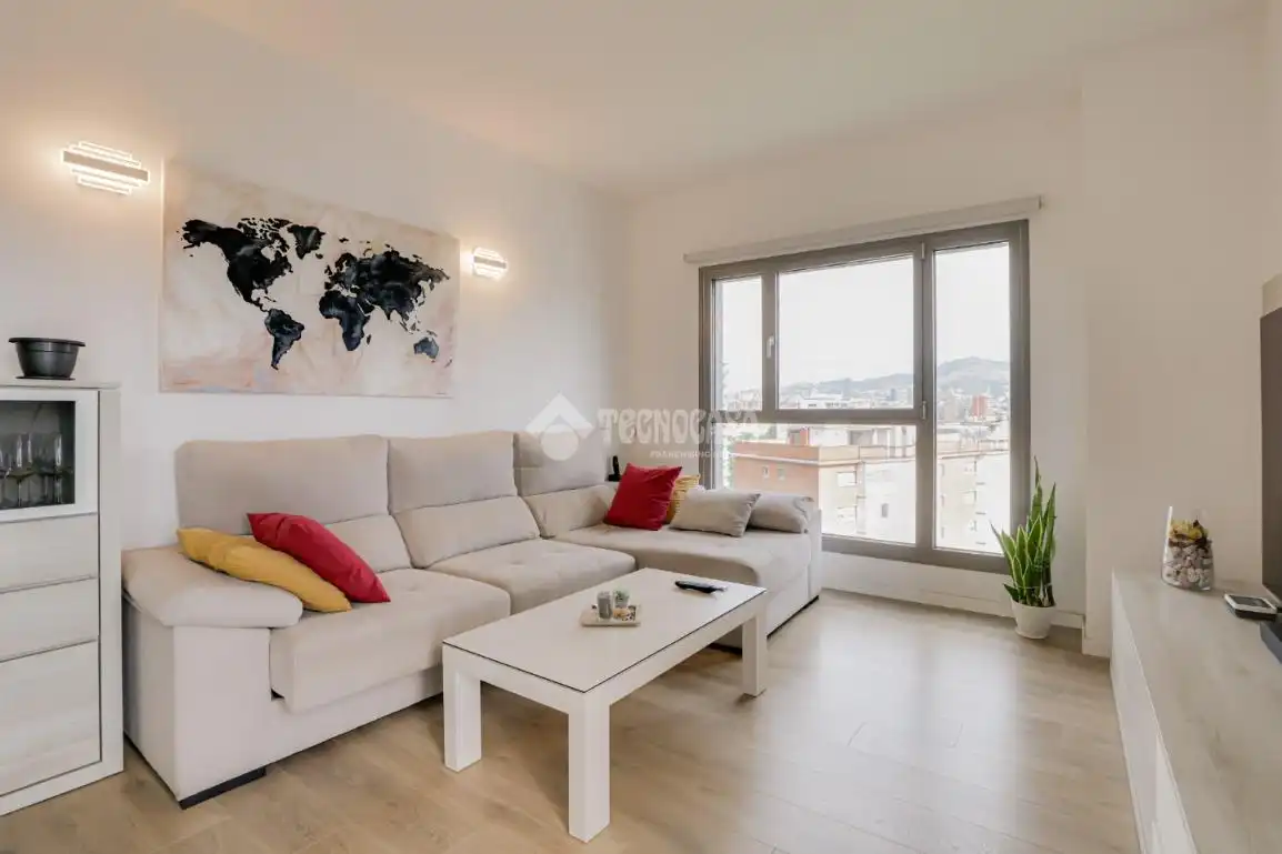 Sala de estar de Piso en venta en L'Hospitalet de Llobregat con Aire acondicionado, Calefacción y Trastero