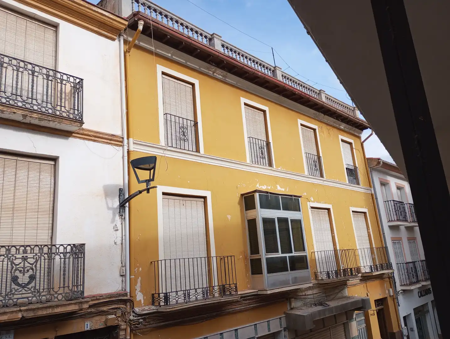 Vista exterior de Edificio en venta en Baza