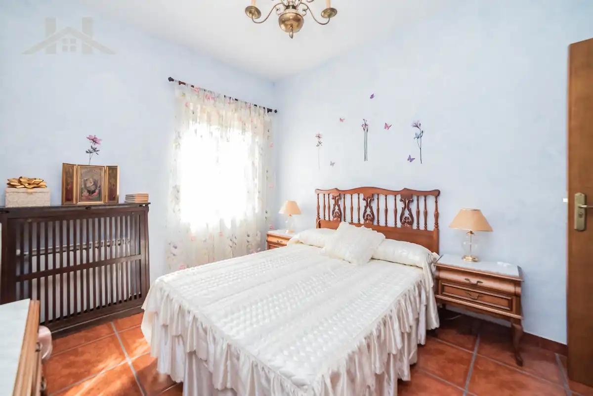 Dormitori de Casa o xalet en venda en Sevilla la Nueva amb Calefacció, Jardí privat i Piscina