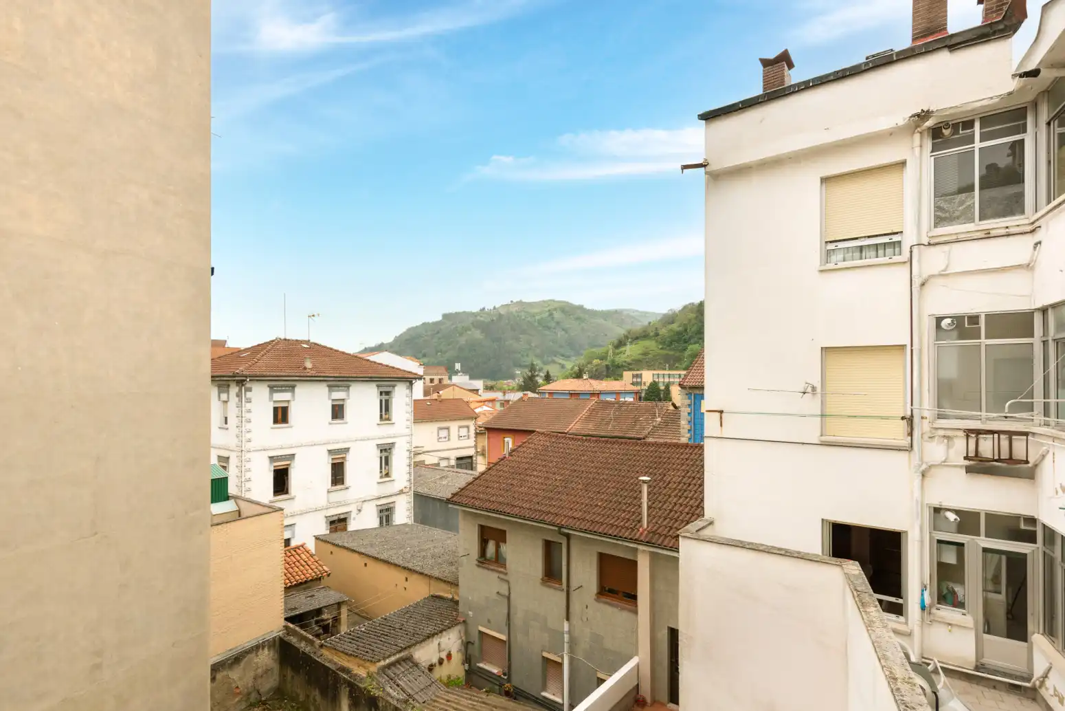 Vista exterior de Pis en venda en Mieres (Asturias) amb Calefacció