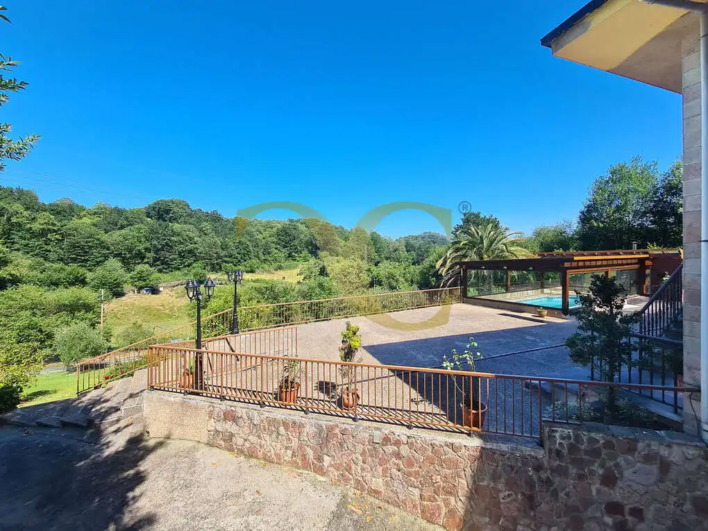 Terrassa de Casa o xalet en venda en Oviedo  amb Calefacció, Jardí privat i Terrassa