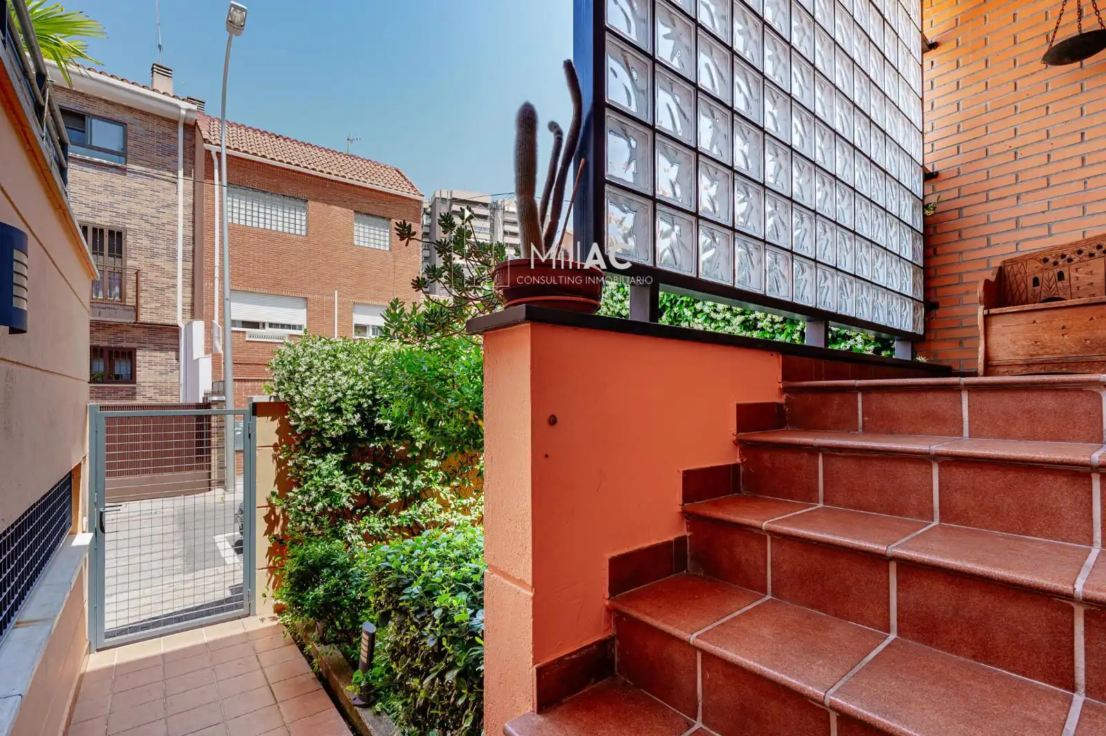 Vista exterior de Casa adosada en venta en Madrid con Aire acondicionado, Calefacción y Jardín privado