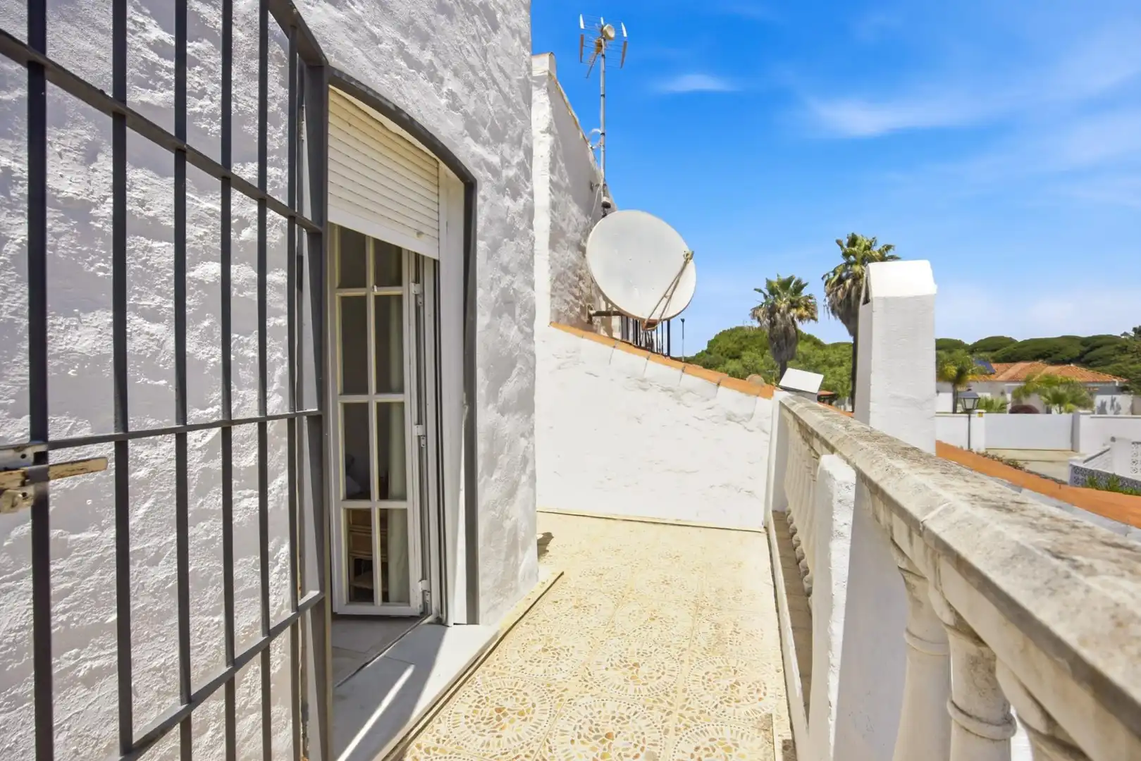Vista exterior de Casa o chalet en venta en Chiclana de la Frontera con Aire acondicionado, Calefacción y Jardín privado