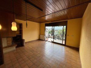 Sala d'estar de Casa adosada en venda en Vic amb Calefacció, Terrassa i Forn