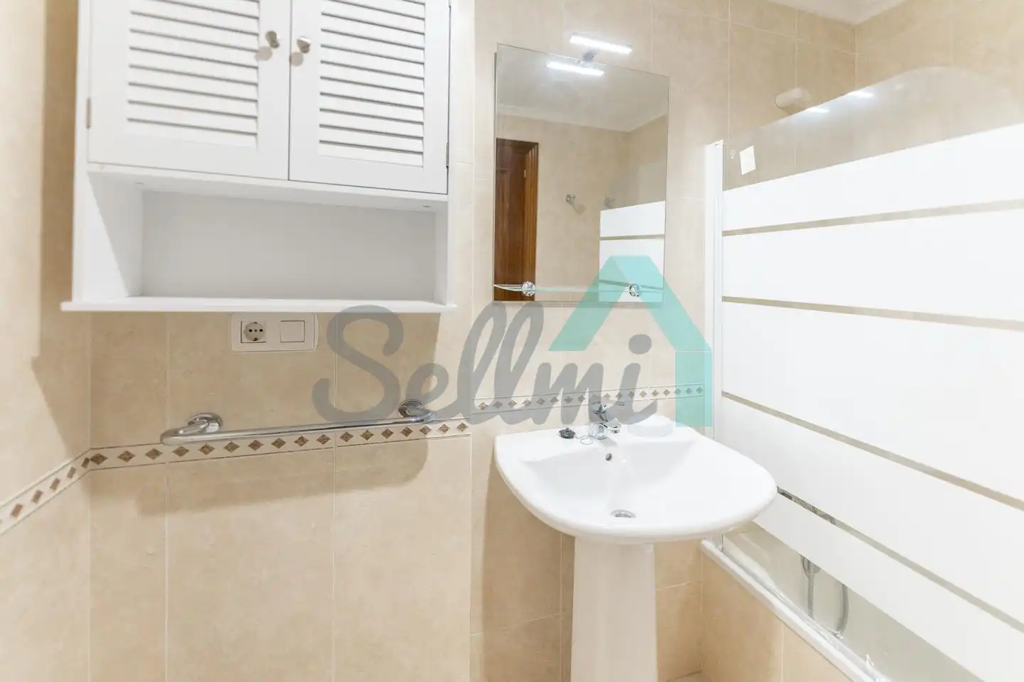 Baño de Piso de alquiler en Oviedo  con Calefacción, Parquet y Terraza