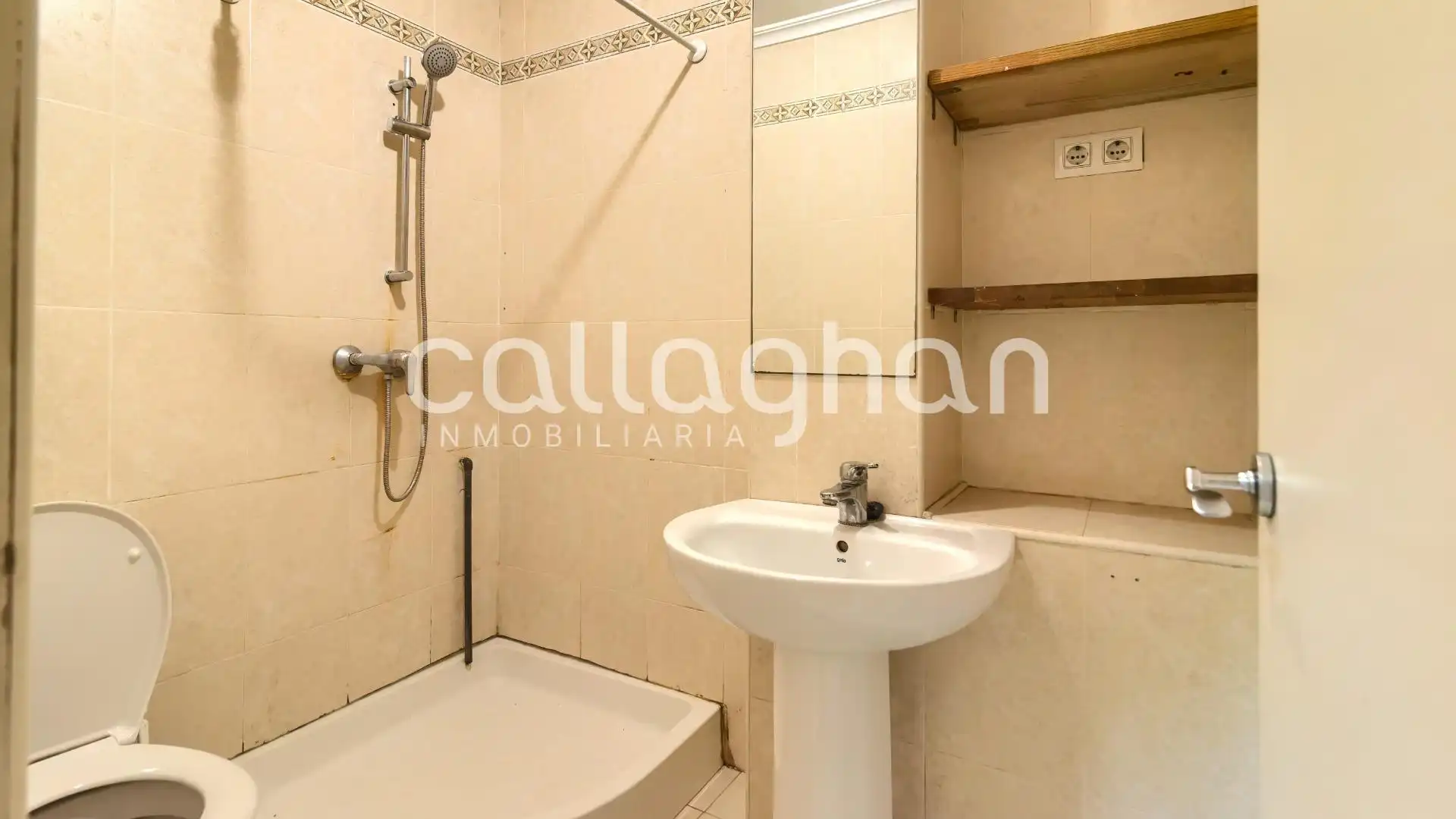 Baño de Local de alquiler en Valencia con Aire acondicionado