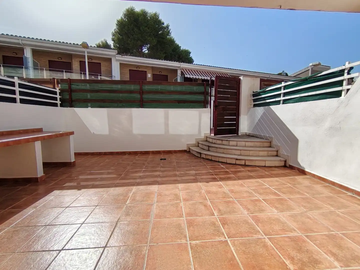 Terrasse von Einfamilien-Reihenhaus zum Verkauf in Oropesa del Mar / Orpesa mit Terrasse, Abstellraum und Ofen