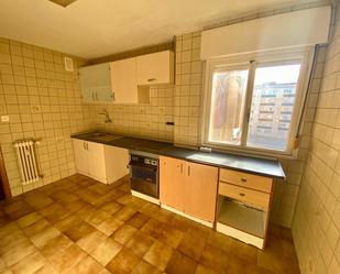 Cuina de Pis en venda en Gijón  amb Calefacció, Jardí privat i Parquet