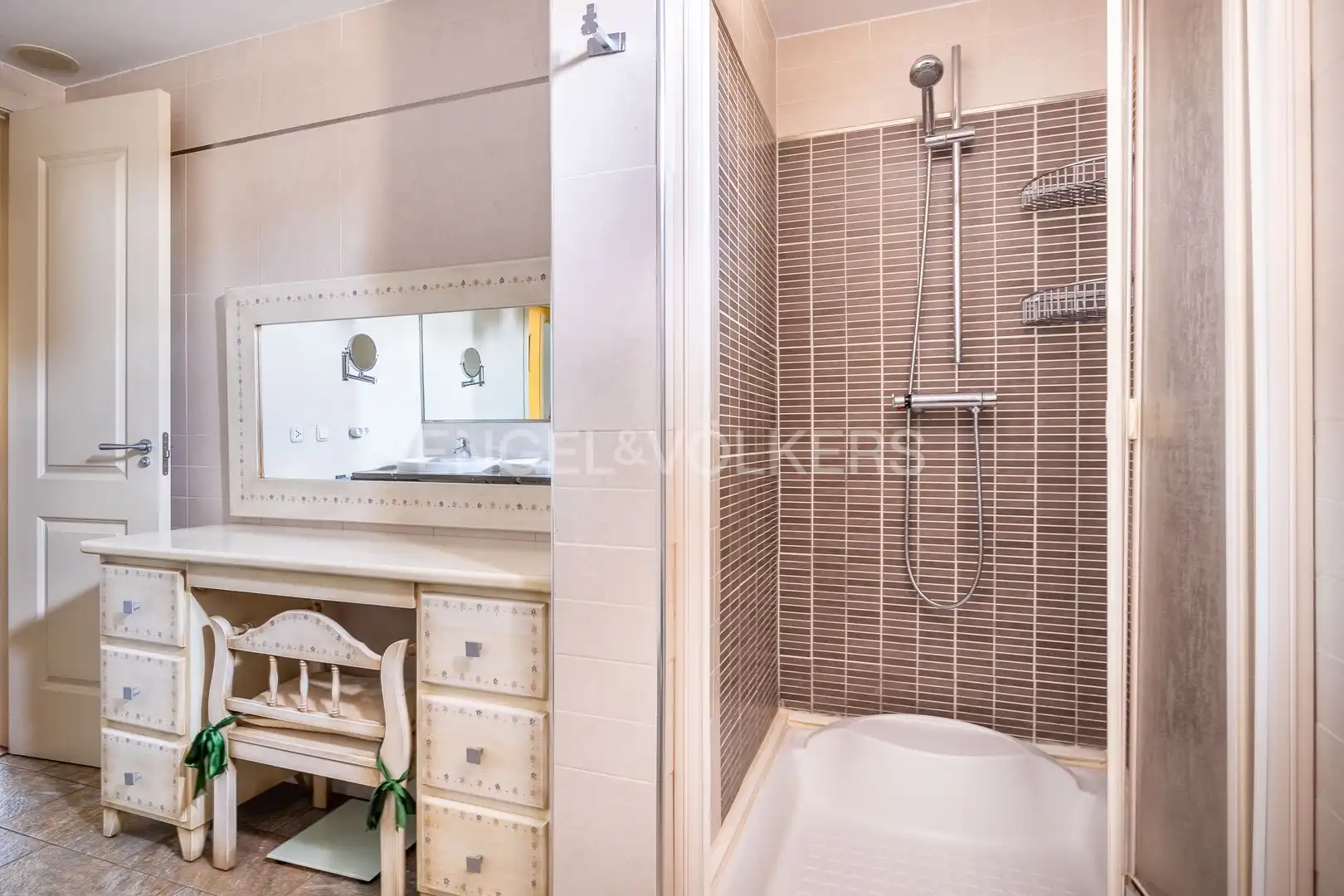Bathroom of Flat for sale in Sevilla  with Air Conditioner, Heating and Private garden