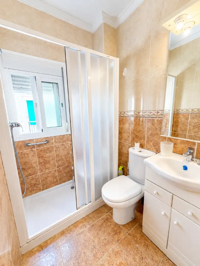 Baño de Piso en venta en Torremolinos con Terraza, Amueblado y Horno
