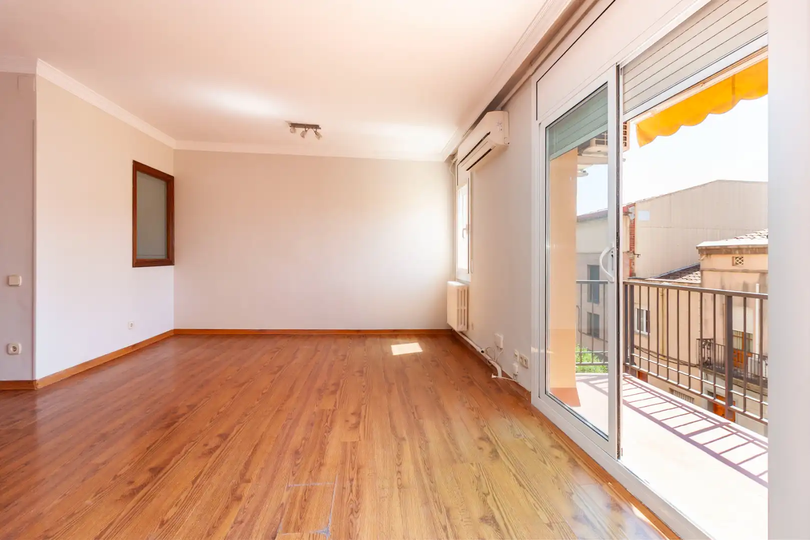 Living room of Flat for sale in Terrassa  with Air Conditioner, Heating and Private garden