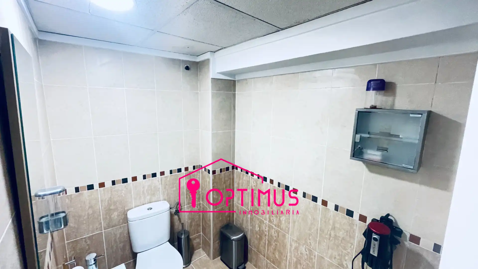 Baño de Local de alquiler en Turís con Aire acondicionado