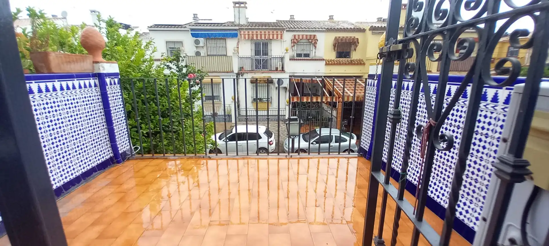 Vista exterior de Casa adosada en venta en Mairena del Aljarafe con Aire acondicionado, Calefacción y Terraza