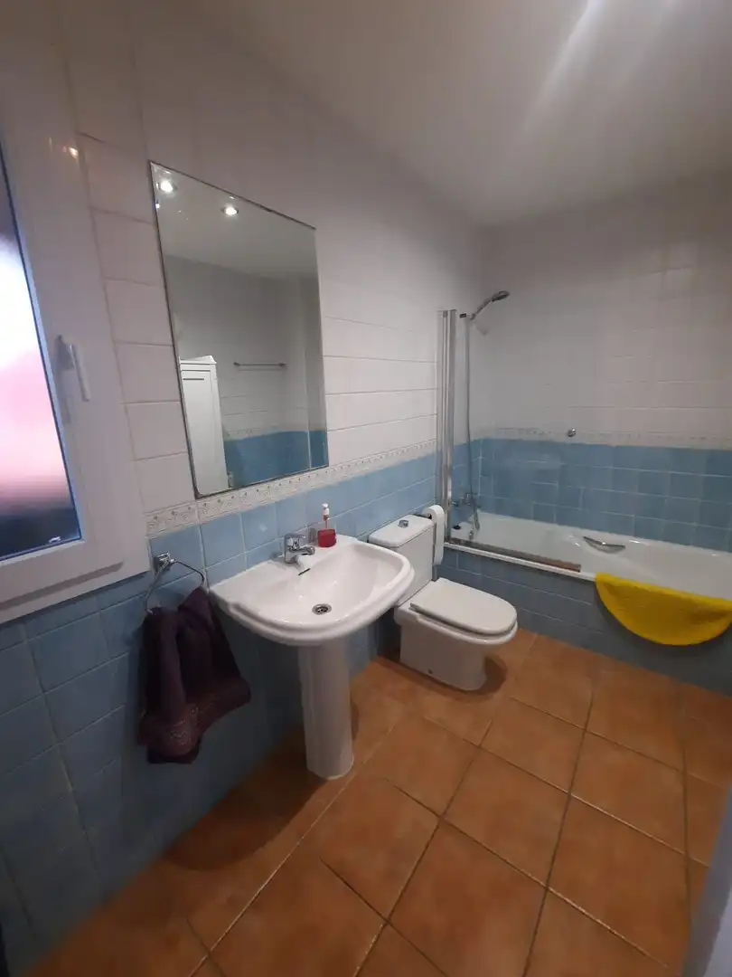 Baño de Casa adosada de alquiler en La Línea de la Concepción con Jardín privado, Amueblado y Piscina comunitaria