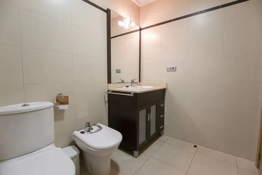 Bany de Apartament en venda en Alicante / Alacant amb Aire condicionat, Calefacció i Jardí privat