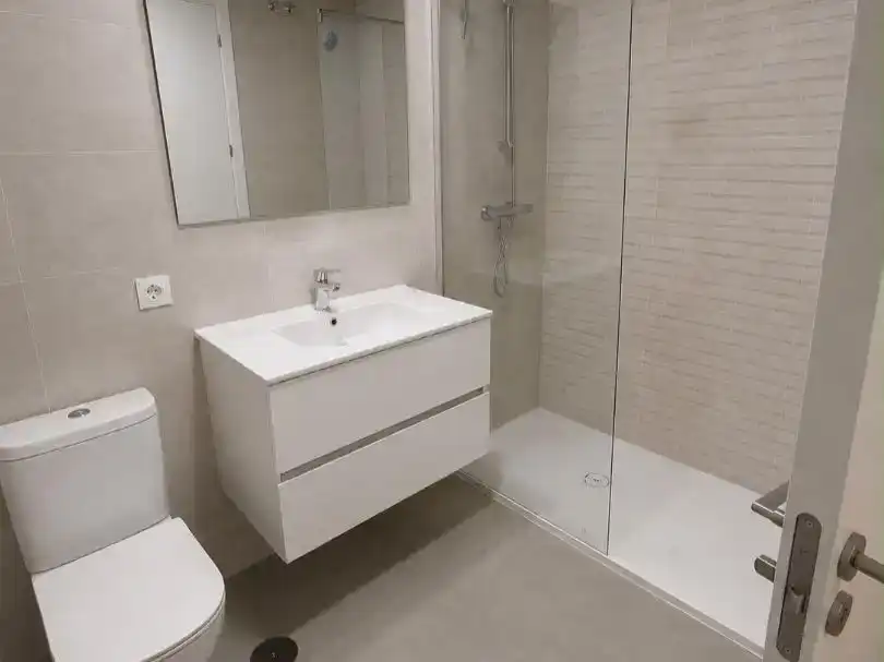 Badezimmer von Wohnung zur Miete in Dos Hermanas mit Klimaanlage, Terrasse und Balkon