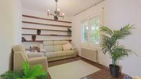 Sala d'estar de Casa adosada en venda en Vilassar de Mar amb Terrassa i Balcó