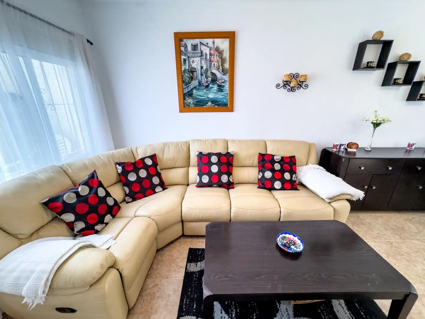 Sala d'estar de Casa adosada en venda en Torrevieja amb Aire condicionat, Terrassa i Moblat