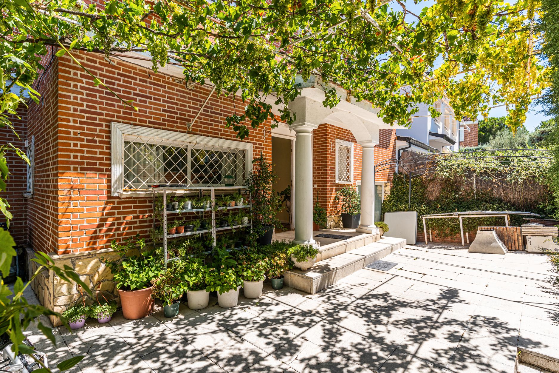 Exterior view of Single-family semi-detached for sale in Boadilla del Monte  with Air Conditioner, Heating and Private garden
