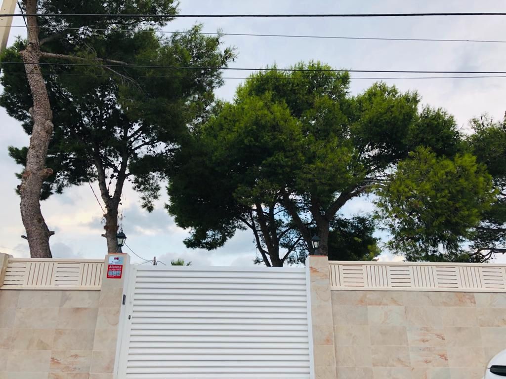 Vista exterior de Casa adosada en venda en Mont-roig del Camp amb Jardí privat, Terrassa i Traster