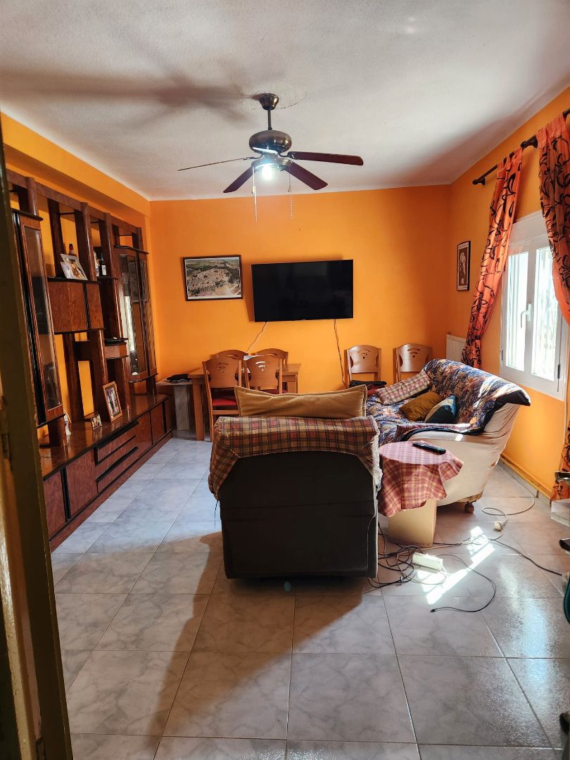 Sala d'estar de Casa adosada en venda en Aranjuez amb Jardí privat, Moblat i Alarma