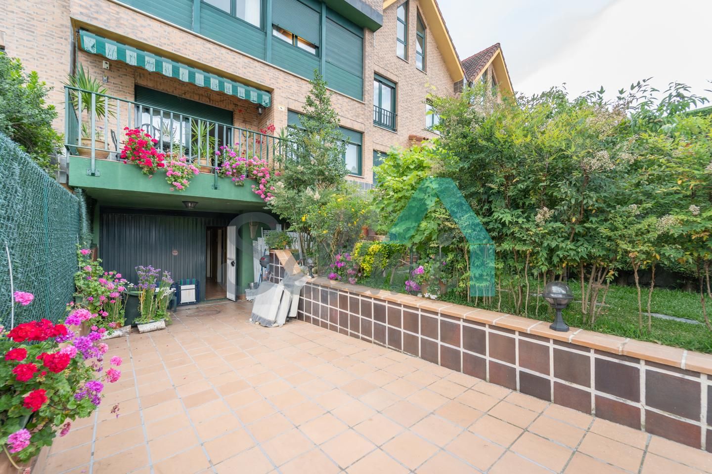 Terrassa de Casa adosada en venda en Oviedo  amb Calefacció, Jardí privat i Parquet