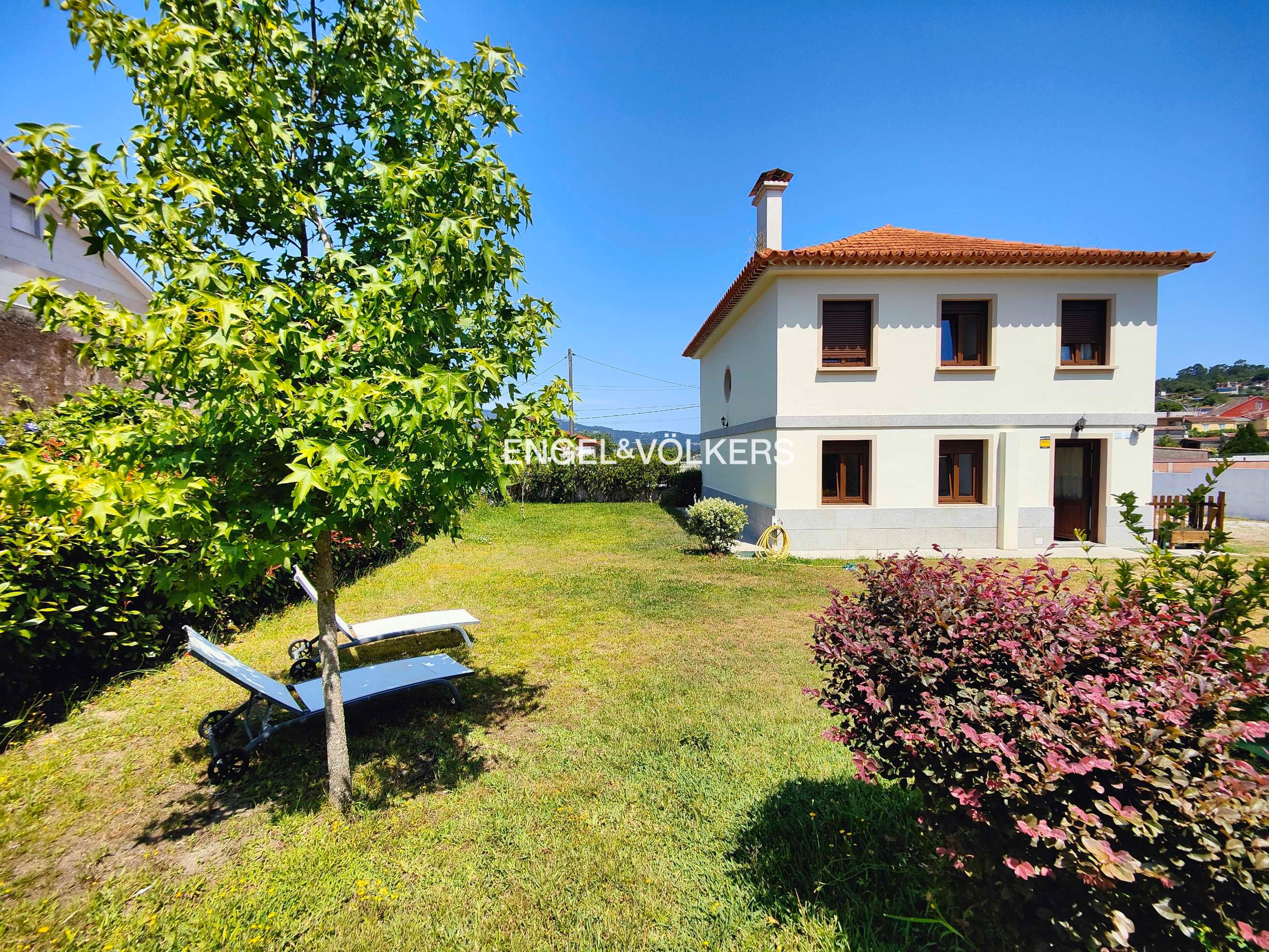 Vista exterior de Casa o xalet en venda en Pontevedra Capital  amb Calefacció, Jardí privat i Balcó