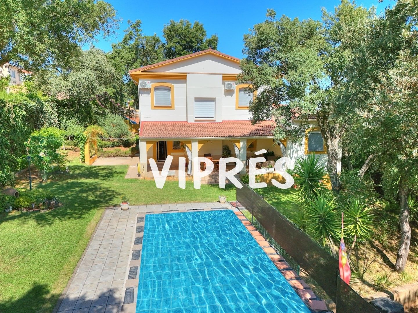 Vista exterior de Casa o xalet en venda en Cáceres Capital amb Aire condicionat, Calefacció i Piscina