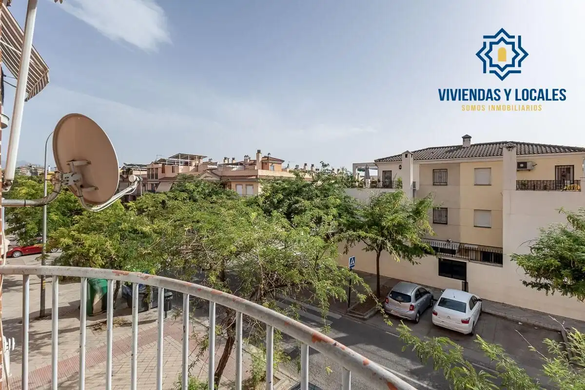 Vista exterior de Pis en venda en Granada amb Balcó