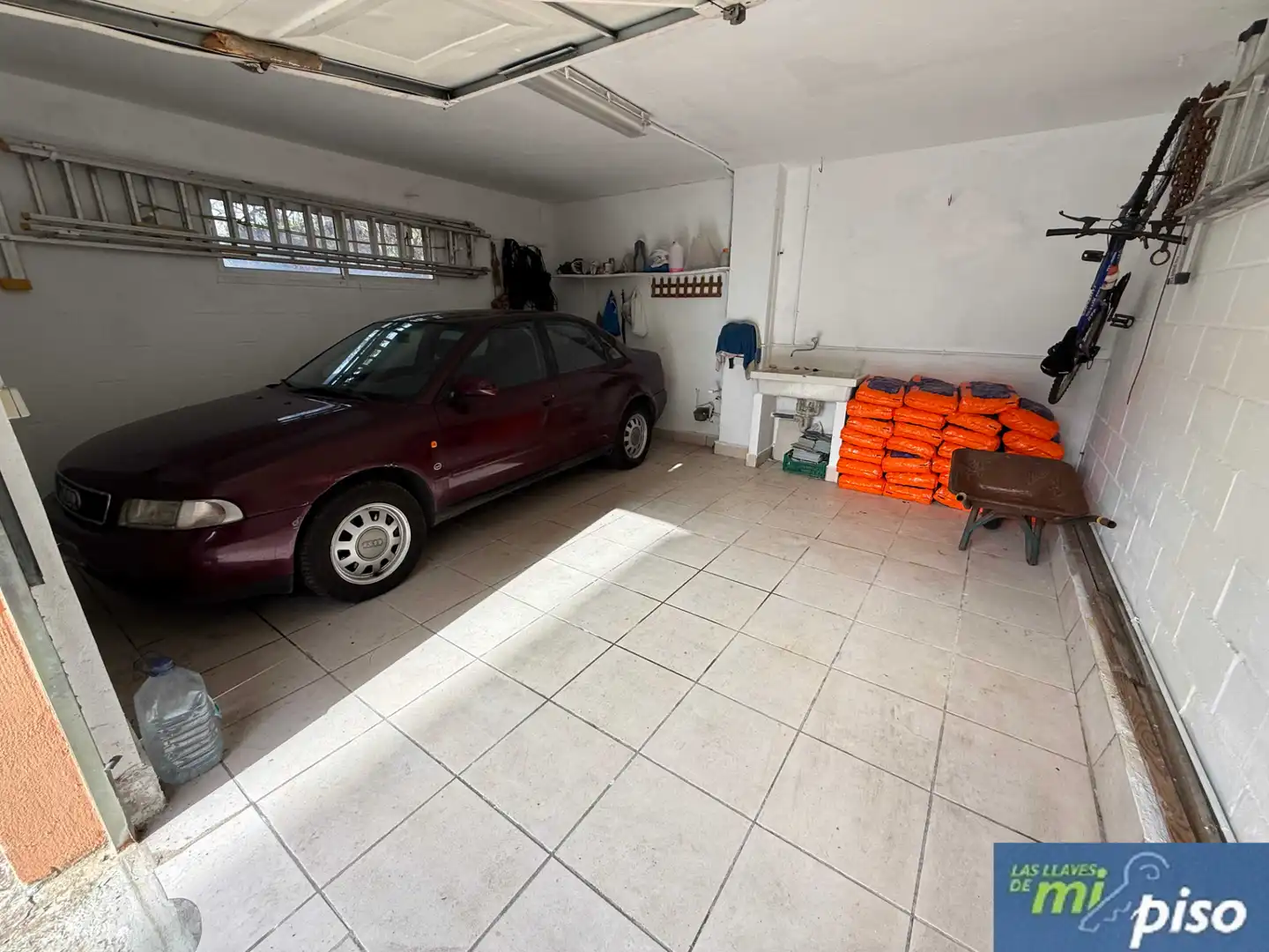 Aparcament de Casa o xalet en venda en Santovenia de Pisuerga amb Calefacció, Jardí privat i Parquet