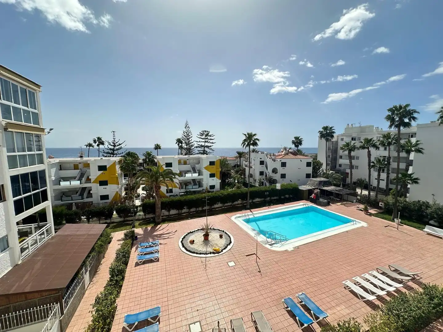 Vista exterior de Apartamento en venta en San Bartolomé de Tirajana con Amueblado, Balcón y Piscina comunitaria