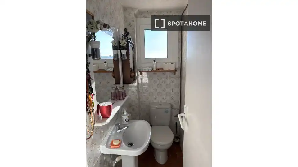 Bathroom of Flat for share in Sitges  with Air Conditioner, Heating and Furnished