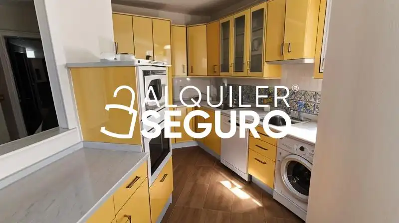 Cuina de Pis de lloguer en Sevilla amb Aire condicionat