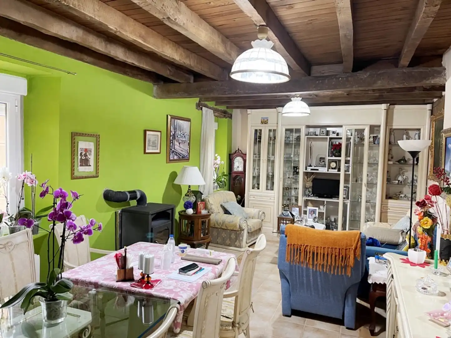 Sala d'estar de Casa o xalet en venda en Valle de Valdelucio amb Calefacció, Jardí privat i Parquet