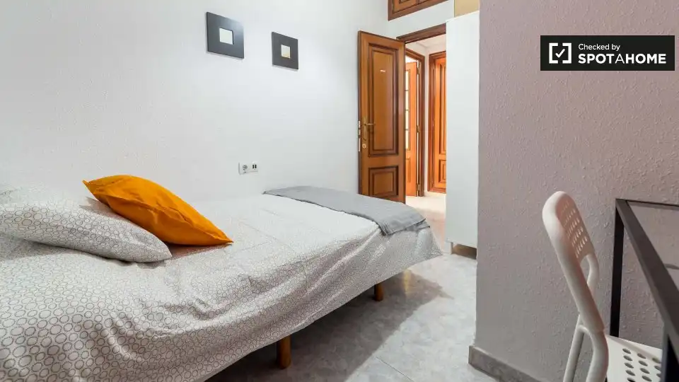 Schlafzimmer von Wohnung zur untervermieten in Valencia mit Klimaanlage, Heizung und Möbliert