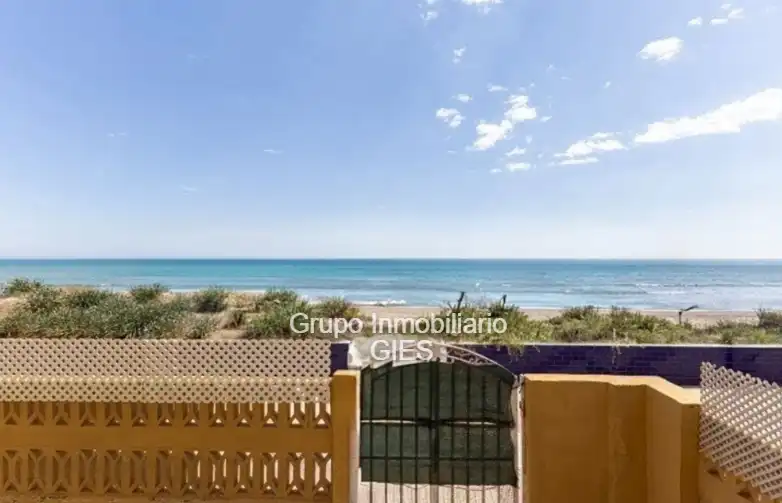 Außenansicht von Einfamilien-Reihenhaus zum Verkauf in Sueca mit Klimaanlage, Heizung und Privatgarten