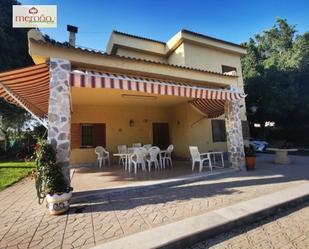 Vista exterior de Casa o xalet en venda en Elche / Elx amb Jardí privat i Piscina