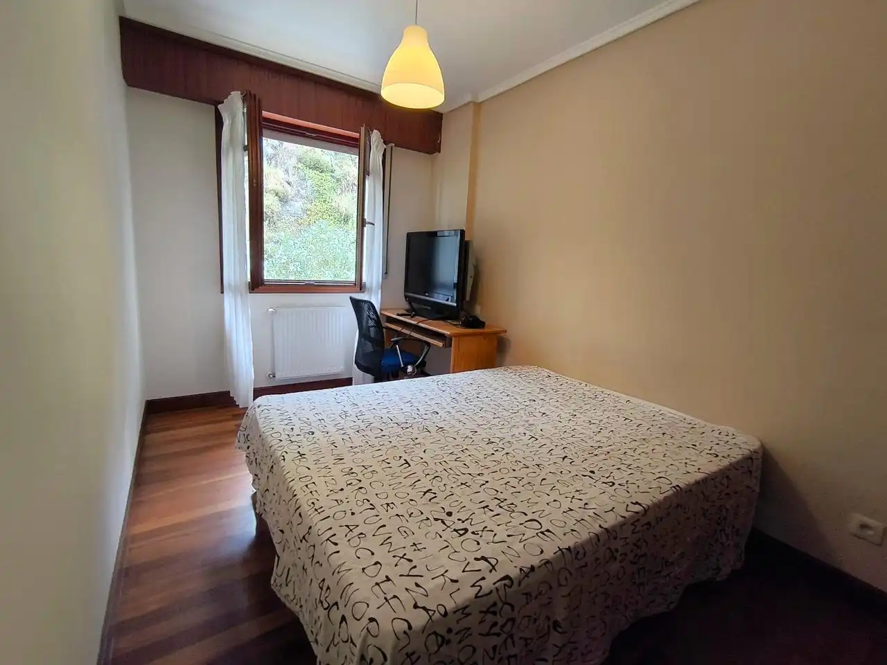 Habitación de Casa adosada en venta en Castro-Urdiales con Calefacción, Terraza y Balcón