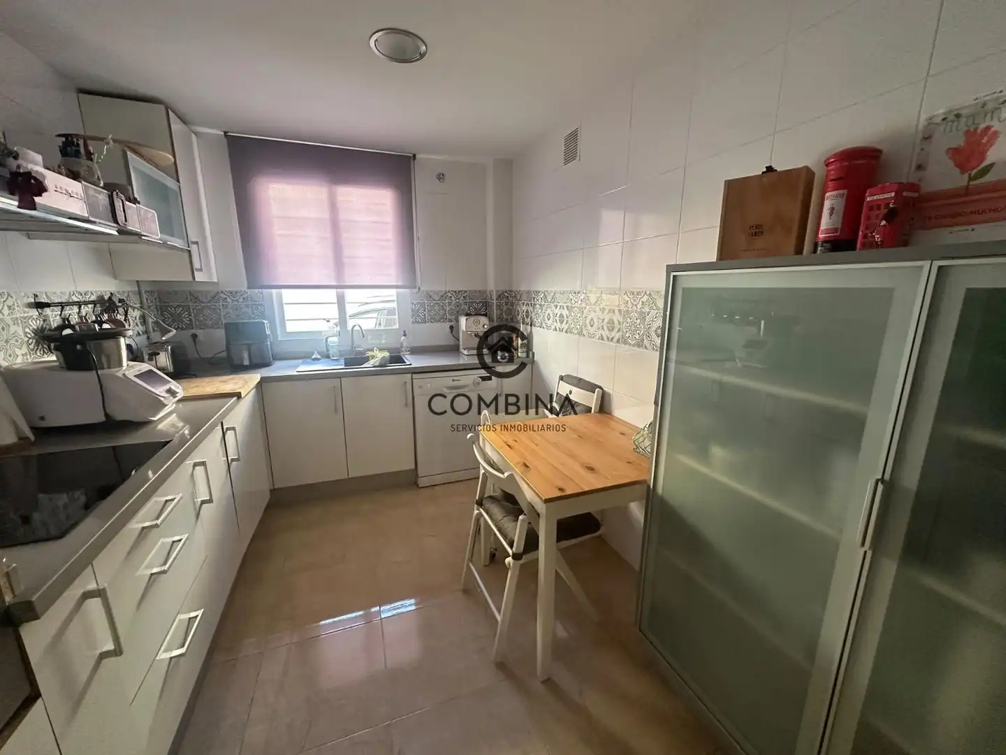 Küche von Einfamilien-Reihenhaus zum Verkauf in Camas mit Klimaanlage, Terrasse und Abstellraum