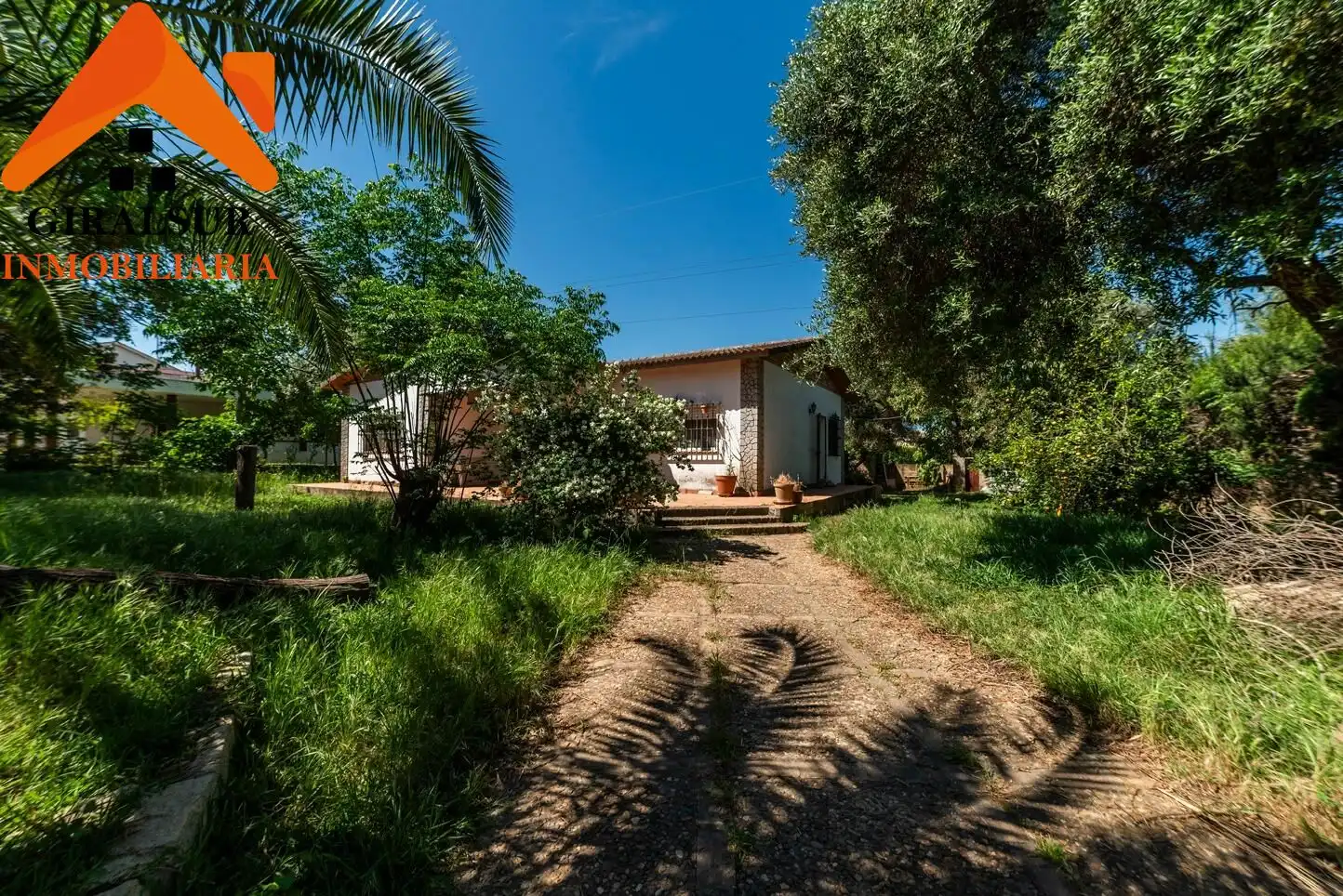 Vista exterior de Casa o xalet en venda en Alcalá de Guadaira amb Aire condicionat, Jardí privat i Terrassa