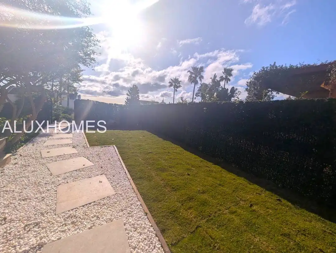 Vista exterior de Casa o chalet en venta en La Alcaidesa con Aire acondicionado, Calefacción y Jardín privado